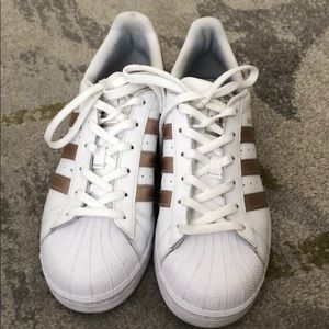 Women’s Adidas superstar in white and rose gold